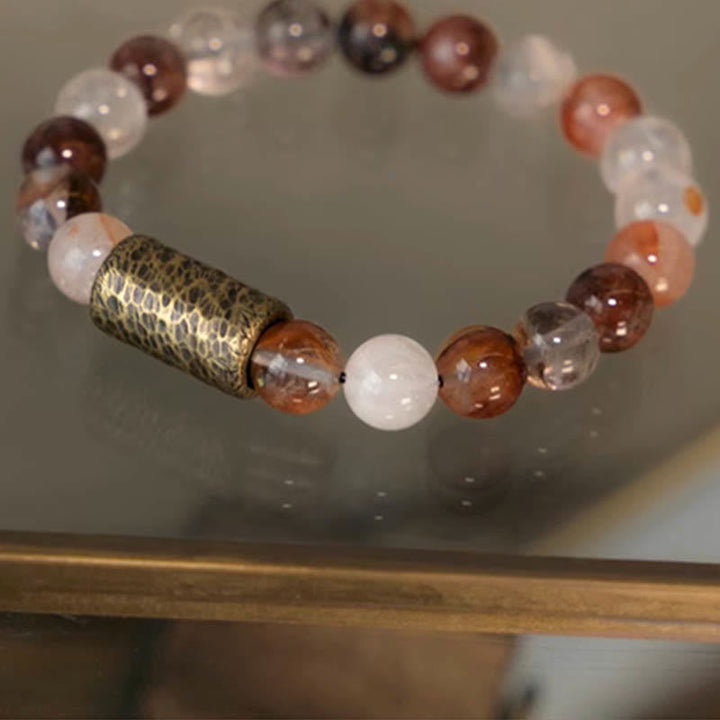 Armband Weißer Kristall – Schutz mit braunen Perlen und Metallakzent