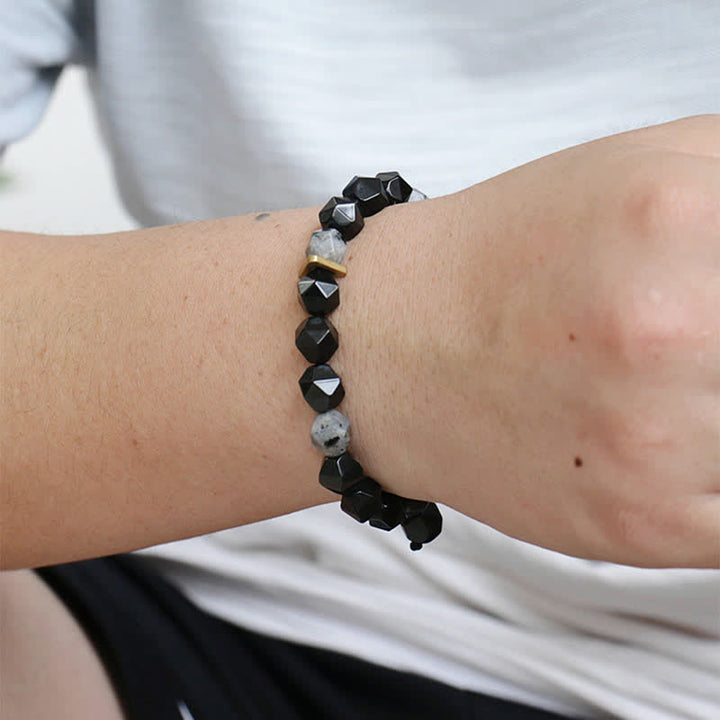 Armband Schwarzer Obsidian Katze mit facettierten Perlen am Handgelenk getragen