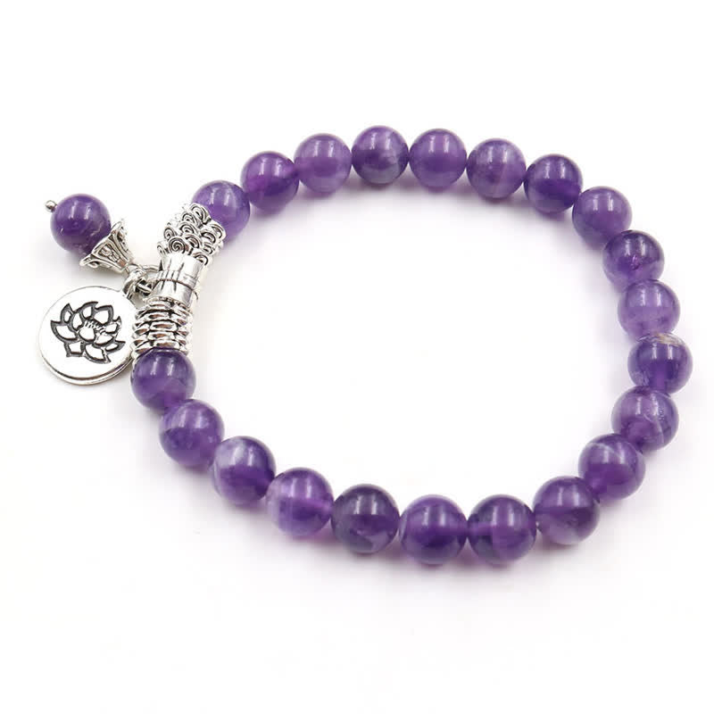 Amethyst Armband mit Lotus Anhänger Silber elegant getragen