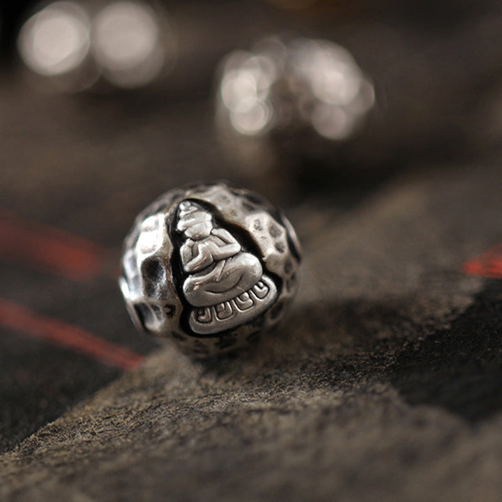 Silberner Buddha Armband 925er Silber Sandelholz Perle Nahaufnahme.