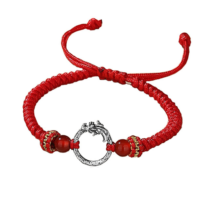 Rotes Armband mit Phönix-Anhänger und Silber-Elementen elegant präsentiert.