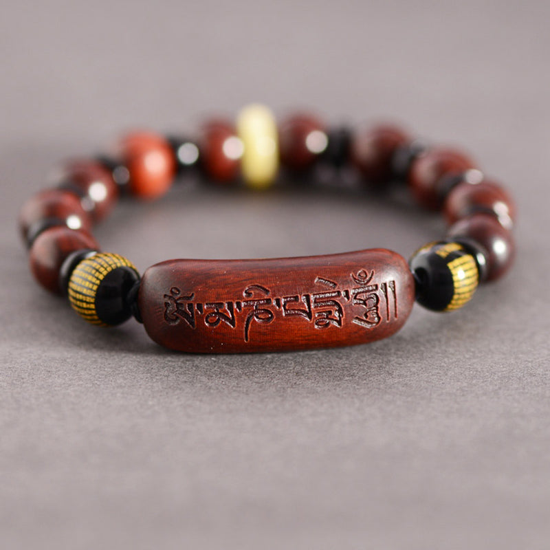 Sandelholz Armband mit Om Mani Padme Hum Gravur elastisch getragen