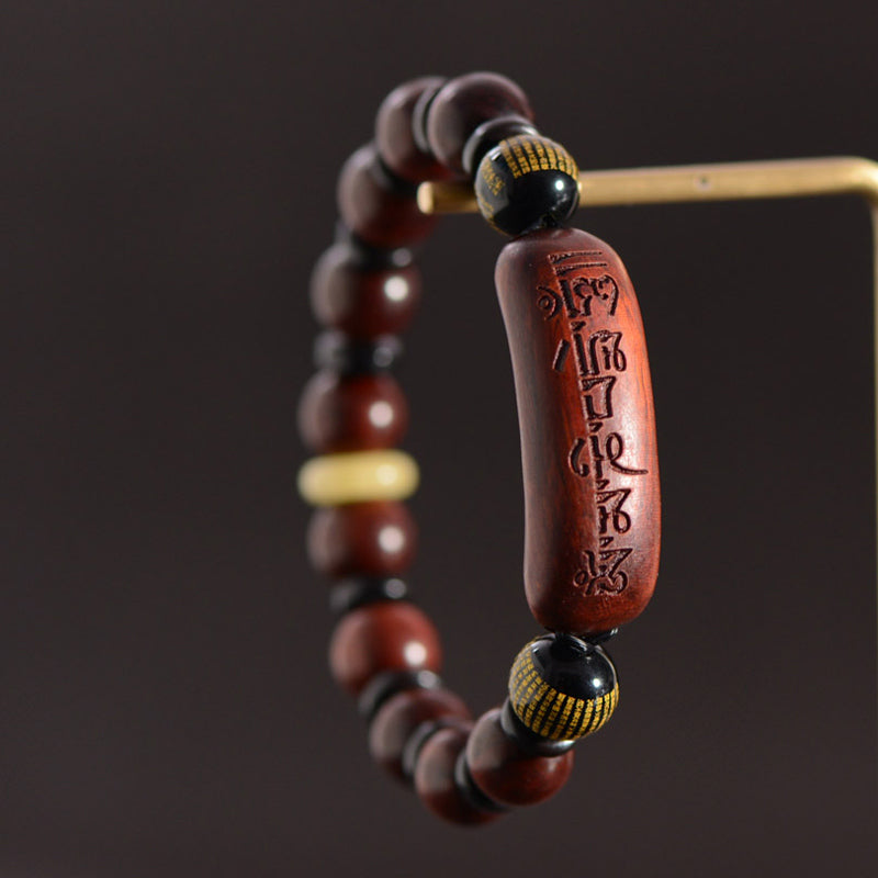 Sandelholz Armband mit Om Mani Padme Hum Gravur und schwarzen Perlen