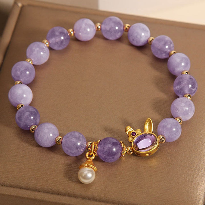 Lila Quarzit Armband mit goldenem Hase-Charm und Perle elegant.
