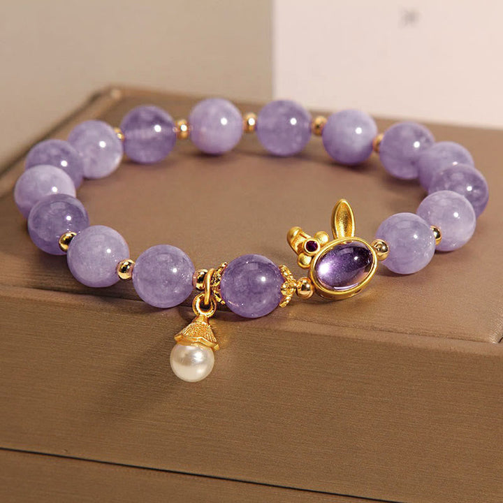 Lila Quarzit Armband mit goldenem Hase-Anhänger und Perle elegant.