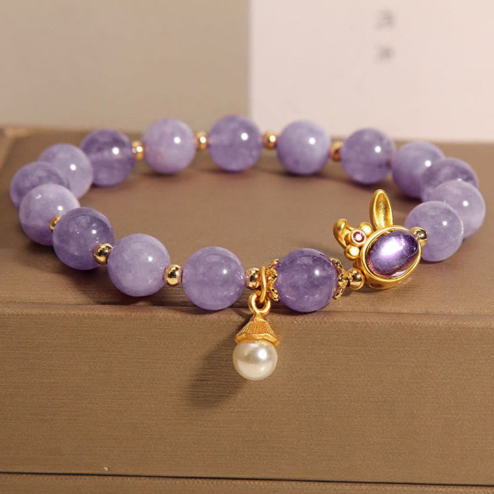 Lila Quarzit Armband mit goldenem Hase und Perle Anhänger.