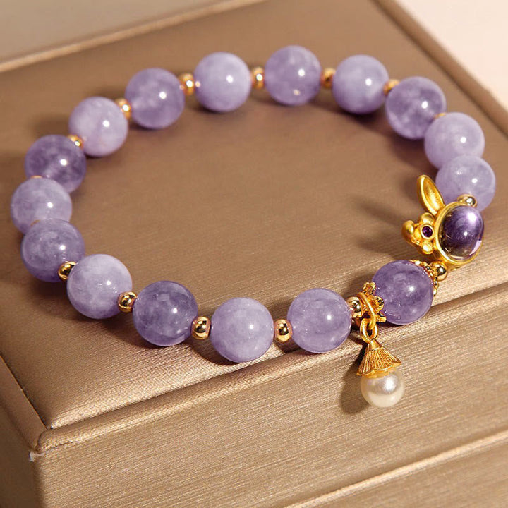 Lila Quarzit Armband mit goldenem Hase Charm und Perle Anhänger.