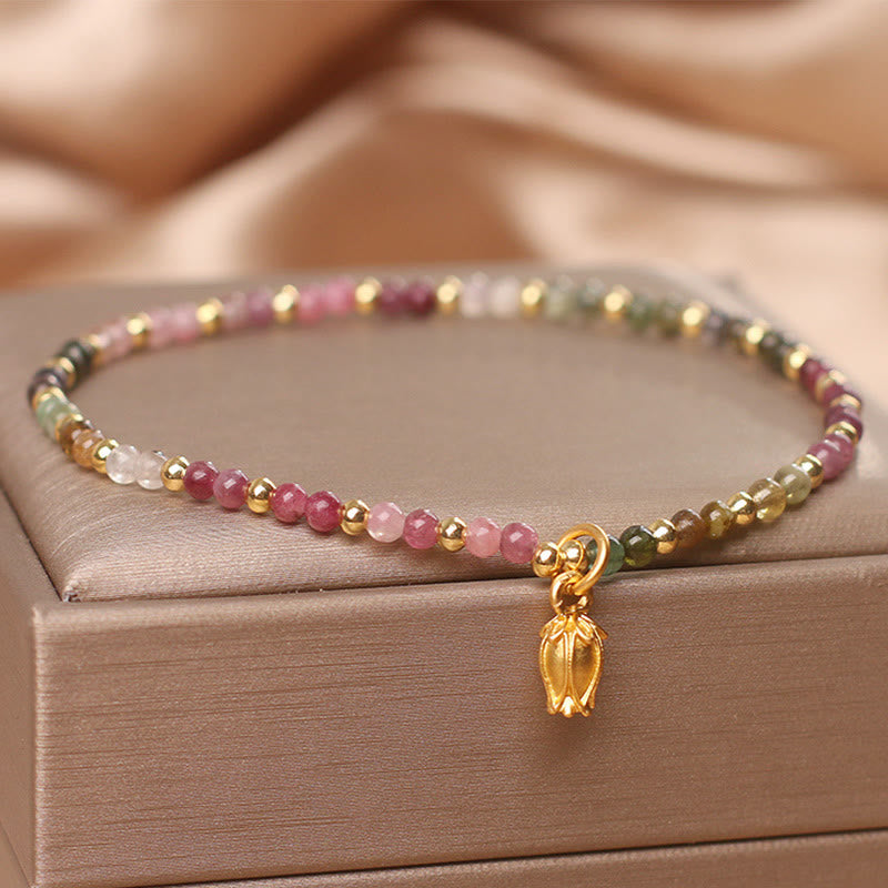 Buntes Turmalin Armband mit goldenen Perlen und Blütenanhänger elegant.