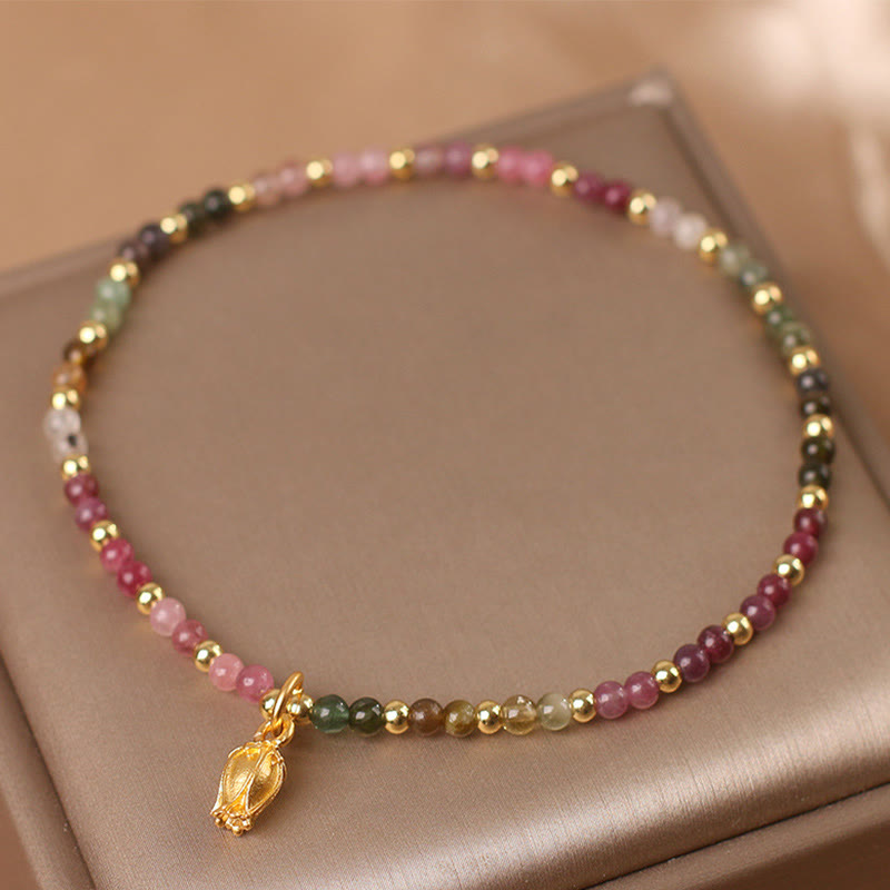 Buntes Turmalin Armband mit goldenen Perlen und Blumenanhänger elegant.