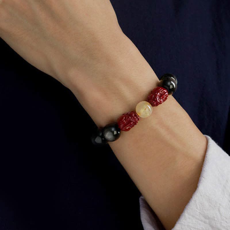 Armband Obsidian Zinnober Om Mani Padme Hum am Handgelenk getragen elastisch