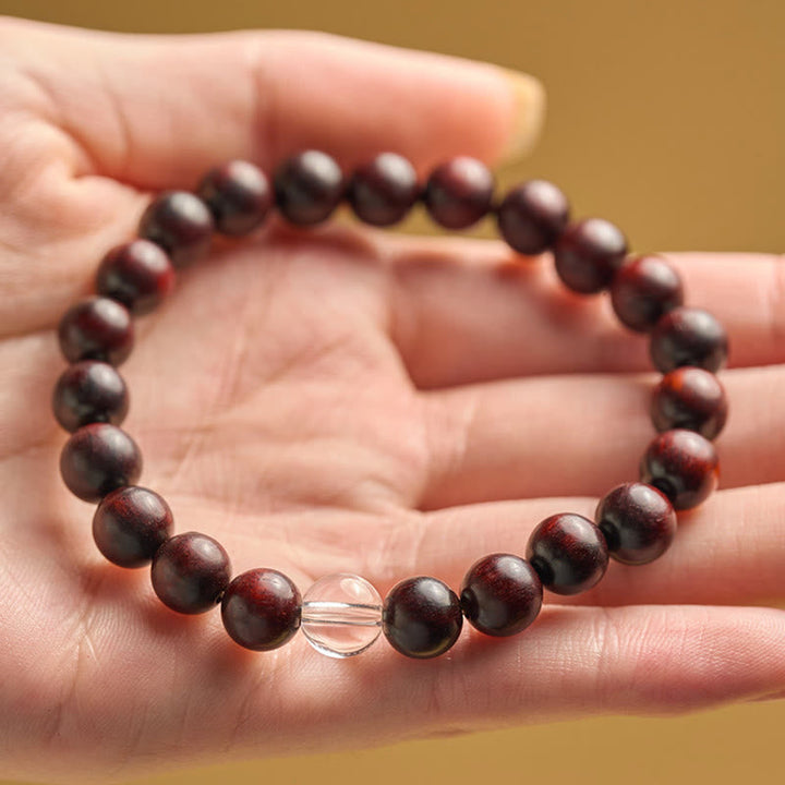 Dunkelrotes Sandelholz Armband mit weißem Kristall Perle elastisch.