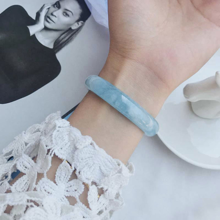 Armband Aquamarin – Segen am Handgelenk getragen hellblauer Stein
