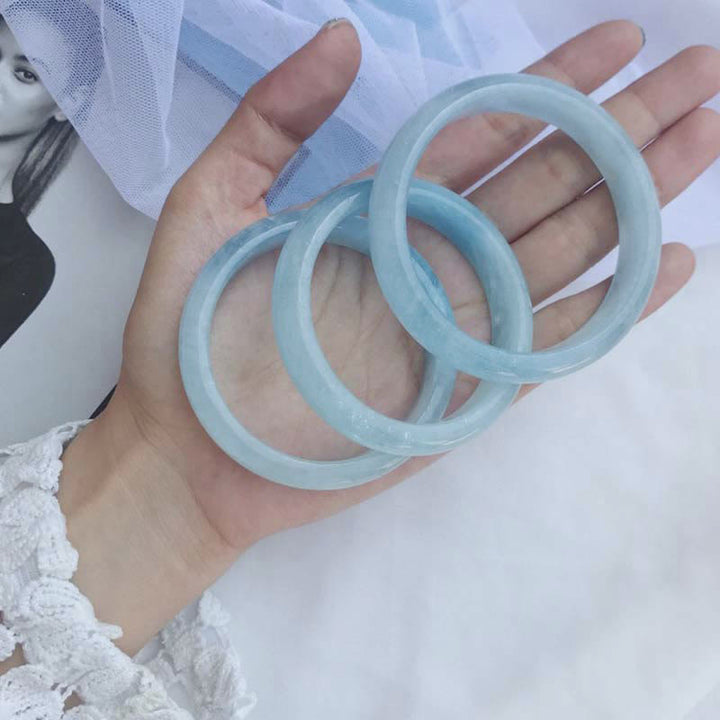 Armband Aquamarin – Segen hellblau elastisch am Handgelenk getragen Naturstein