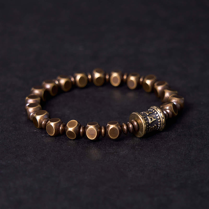Kupfer Armband mit Om Mani Padme Hum Anhänger elegant präsentiert