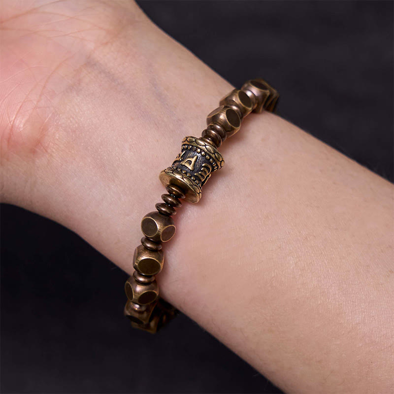 Kupfer Armband mit Om Mani Padme Hum Perlen am Handgelenk getragen