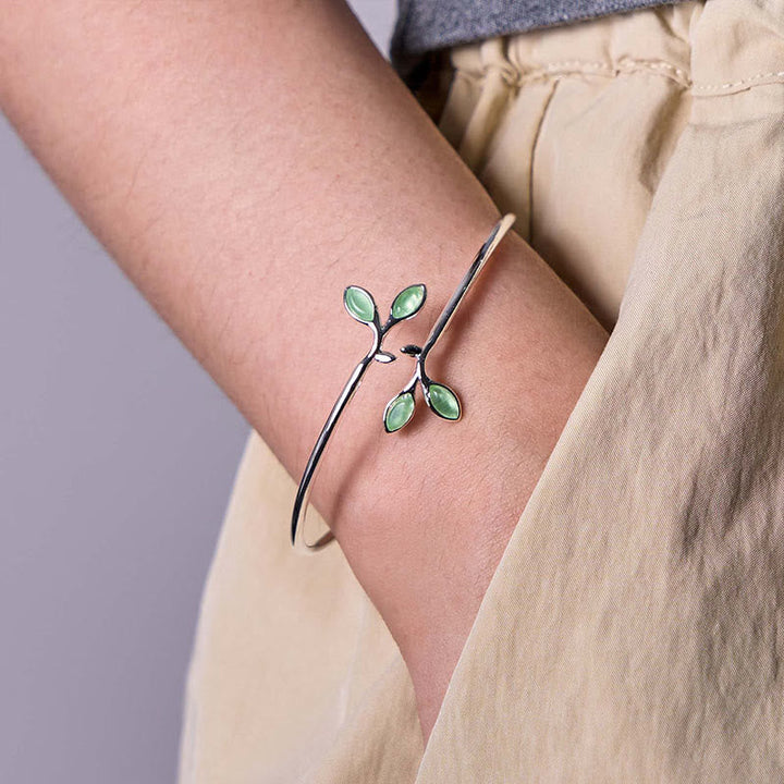 Silbernes Armband Blatt Katzenauge grüne Steine elegant am Handgelenk getragen