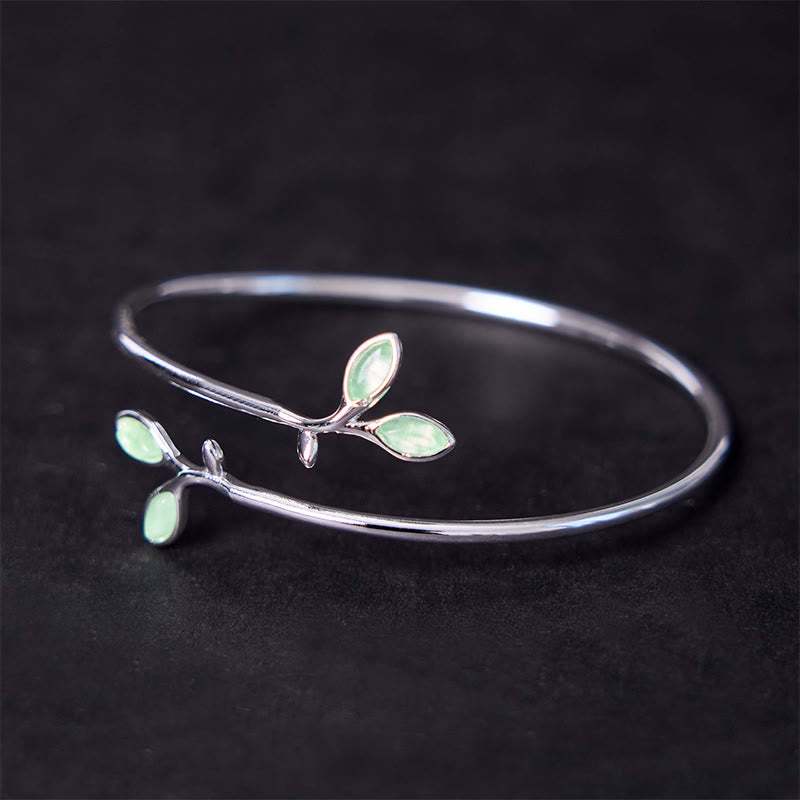 Silbernes Armband Blatt Katzenauge grüne Steine elegantes Design.