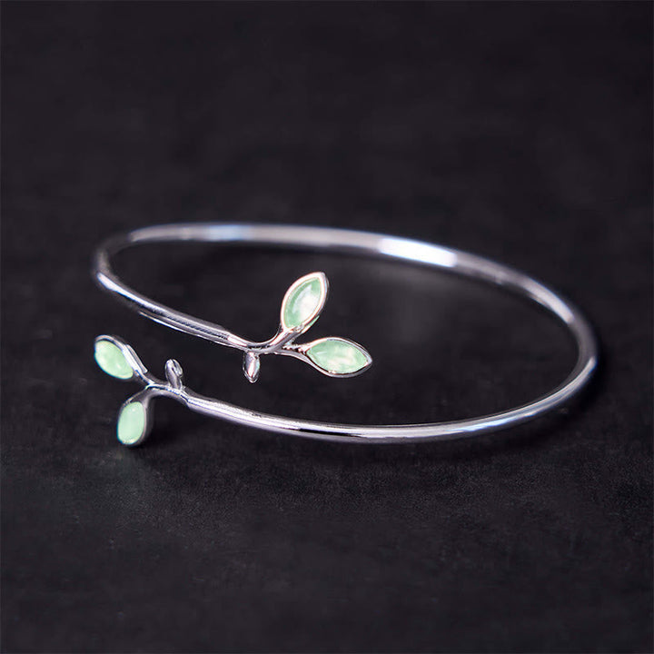 Silbernes Armband Blatt Katzenauge grüne Steine elegantes Design.