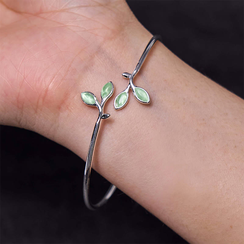 Armband Blatt Katzenauge mit grünen Steinen silberfarbenes Metall Handgelenk