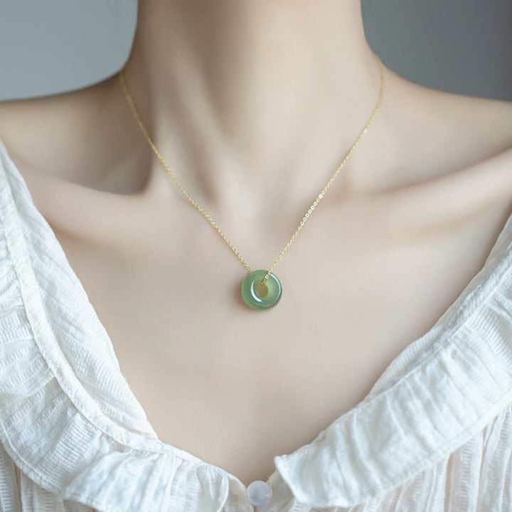 Jade Anhänger Kette Gold Tragen