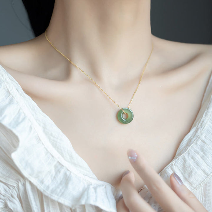Jade Anhänger Kette Gold Tragen