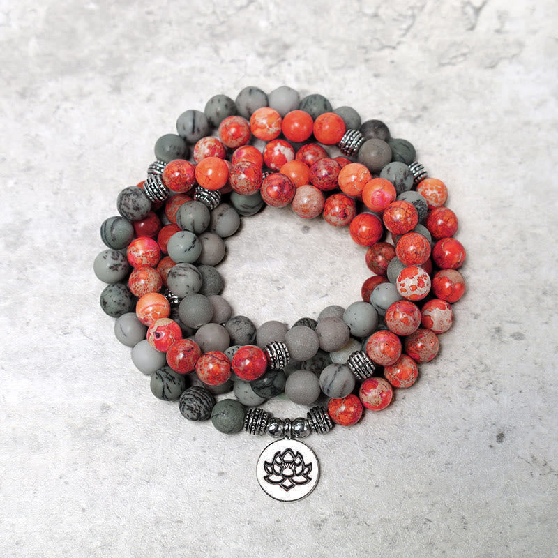 Armband Lotus – Schutz mit roten und grauen Natursteinen Flachaufnahme.