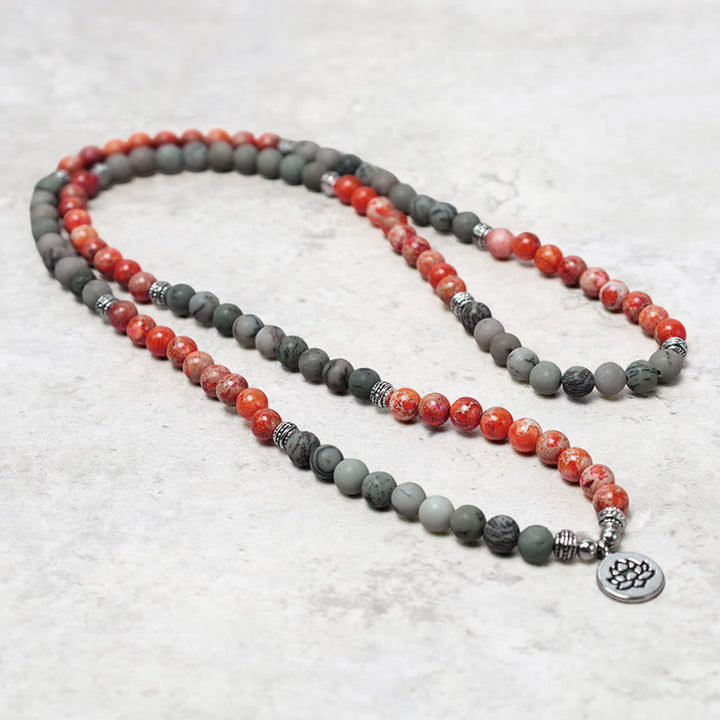 Armband Lotus Schutz mit grauen und roten Perlen Flachaufnahme Naturstein
