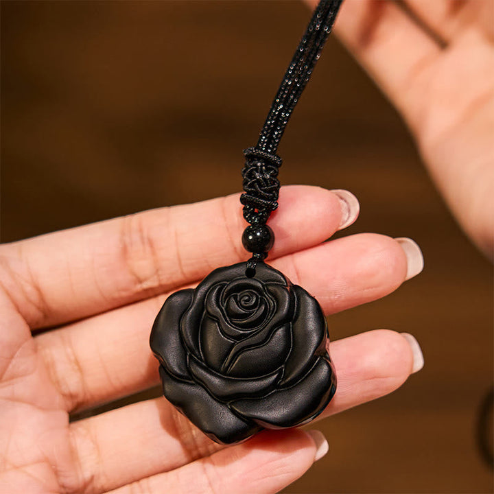 Obsidian Rose Anhänger Hand Details