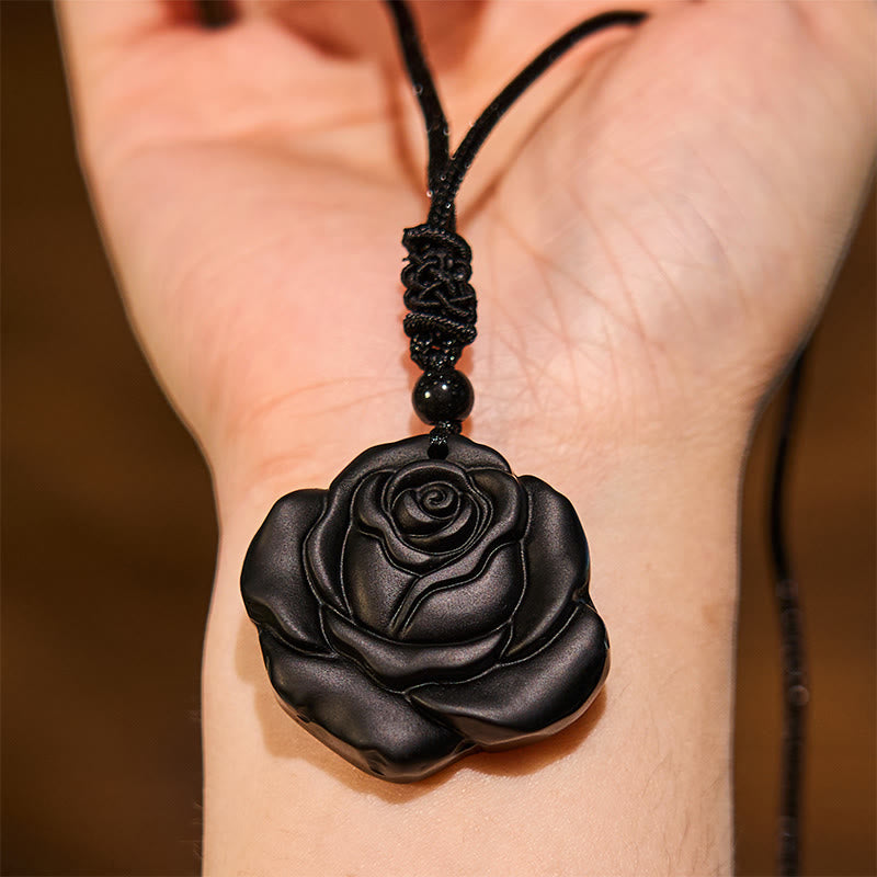 Schwarzer Obsidian Rose getragen Kette