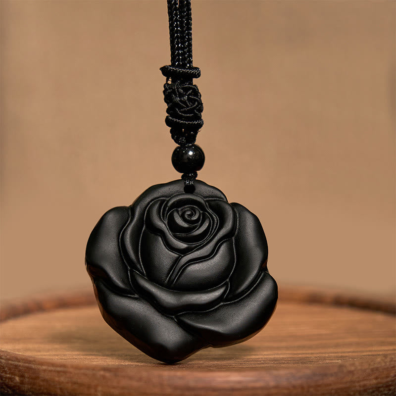 Obsidian Rose Anhänger getragen Hand