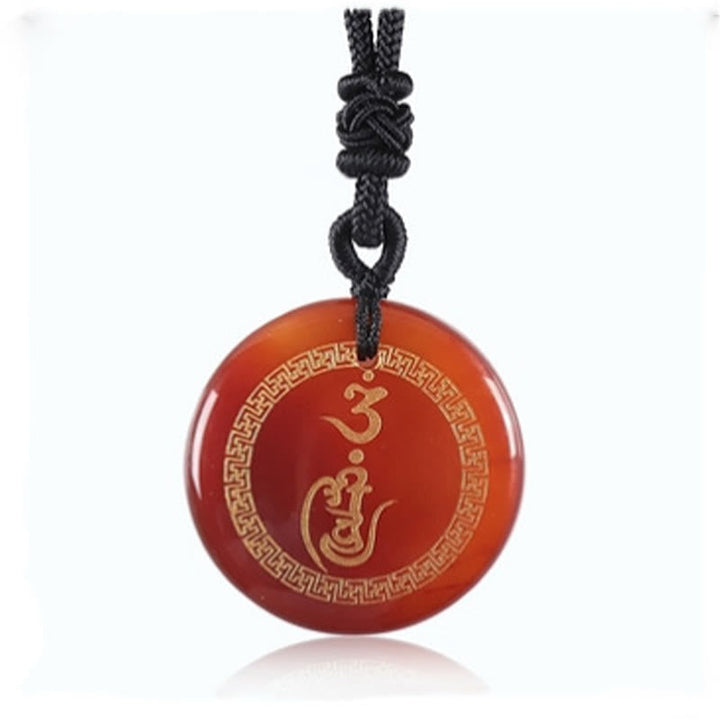 Roter Anhänger mit OM Vajra Symbol schwarze Kordel Naturstein