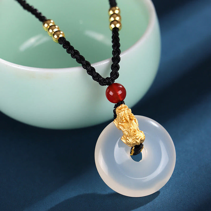 Weiße Jade Kette schwarze Schnur Pixiu Anhänger Wohlstand Symbol Goldmetall
