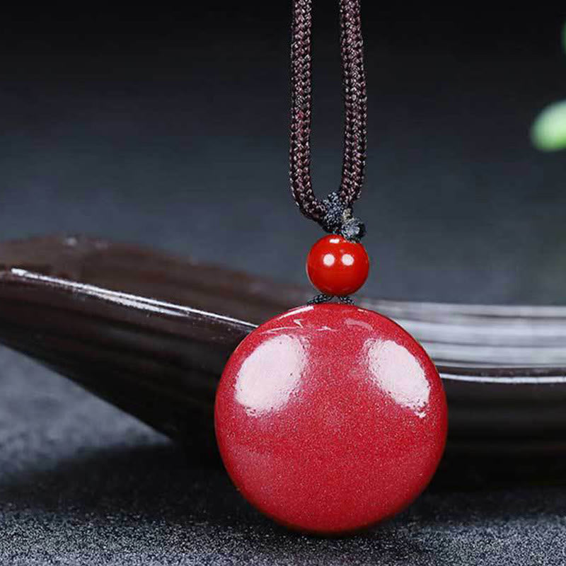 Rote Zinnober Kette geflochten Naturstein Anhänger elegant getragen