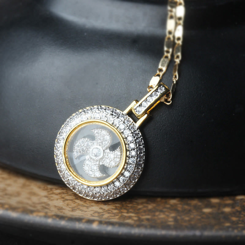 Goldene Kette mit drehbarem runden Kristallanhänger und Diamanten