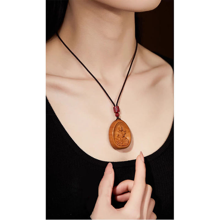 Pfirsichholz Kette mit geschnitztem Buddha-Anhänger schwarze Kordel