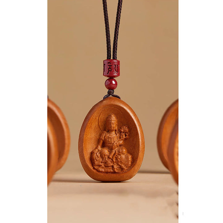 Pfirsichholz Kette mit graviertem Buddha Anhänger und roten Perlen
