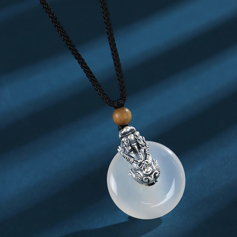Schwarze Kette mit weißem Jadehänger und silbernem Drachenpendant