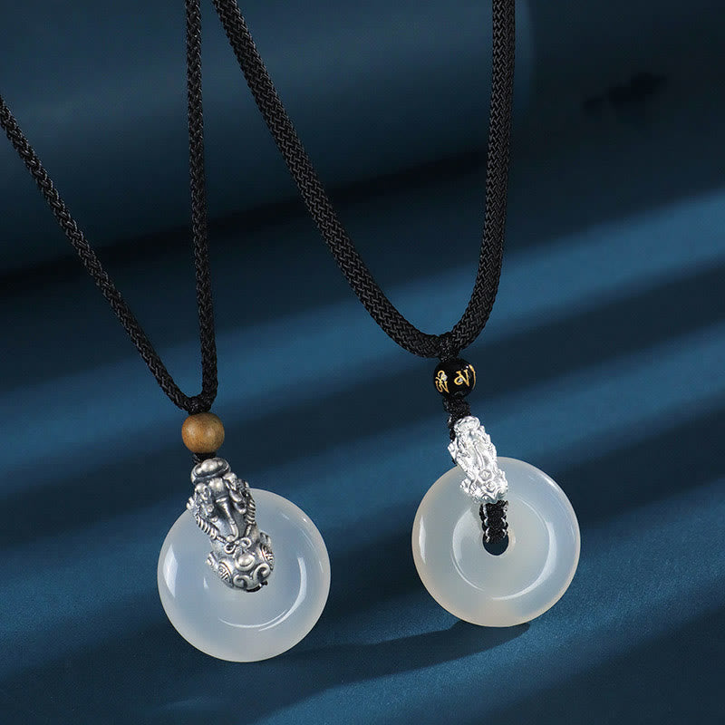 Weiße Achat Kette Pixiu Anhänger schwarze Schnur Naturstein