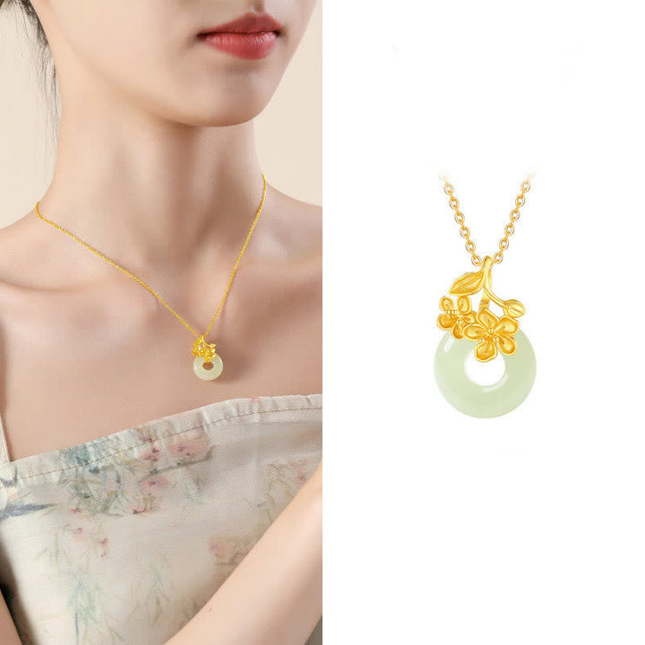 Grüne Jade Kette mit Goldblüten-Anhänger elegant am Hals getragen