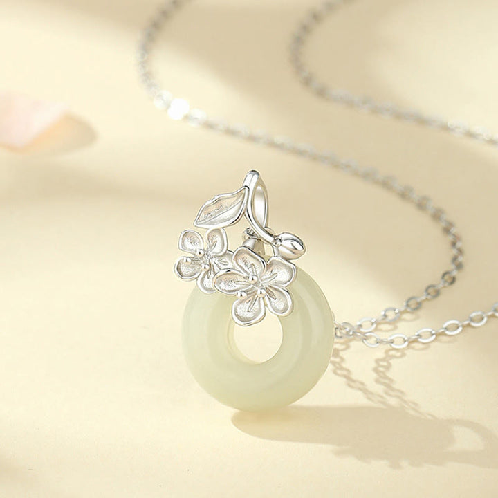 Hetian Jade Kette Sterlingsilber grüner Anhänger Blütenverzierung Naturstein