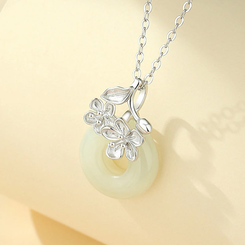 Kette Hetian Jade am Hals Sterlingsilber Blüten-Anhänger