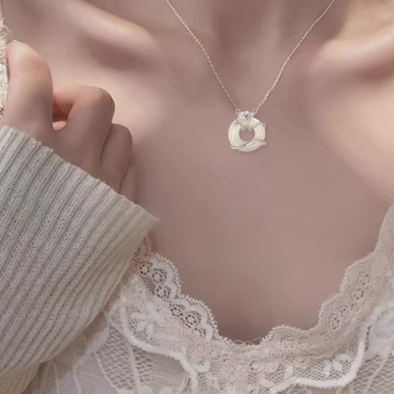 Weiße Jade Kette mit geschnitztem Anhänger am Hals