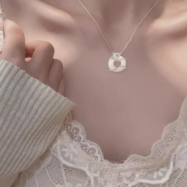 Weiße Jade Kette mit geschnitztem Anhänger am Hals