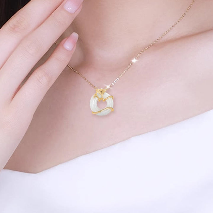 Hetian Jade Ginkgoblatt Kette goldfarben gefasst elegant getragen