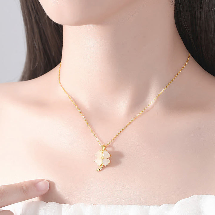 Kleeblatt Anhänger Kette weiß Gold Jade Naturstein elegant getragen