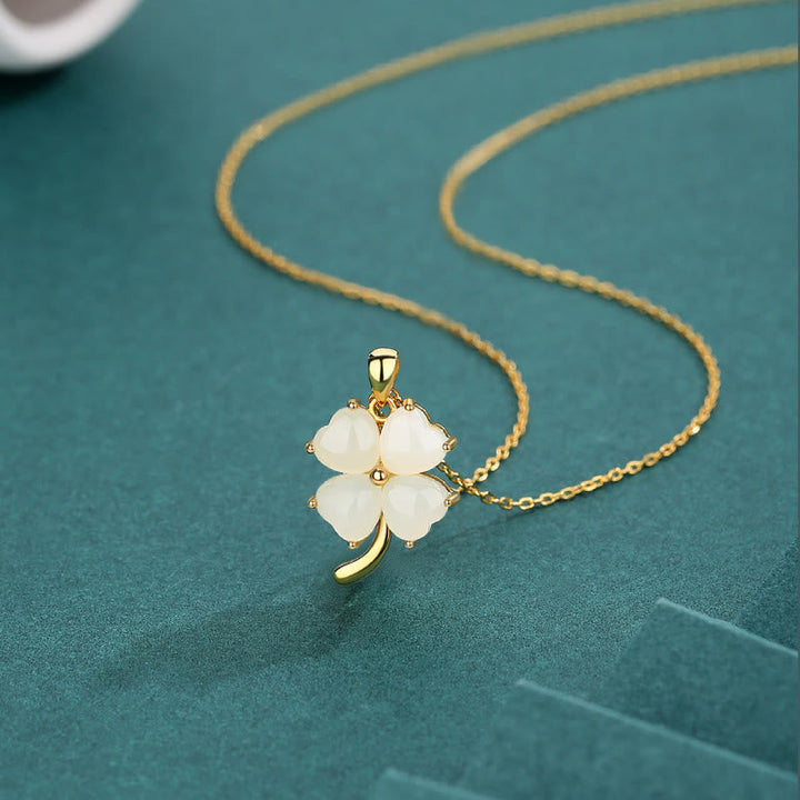 Eleganter weißer Jade Kleeblatt Anhänger an feiner Goldkette