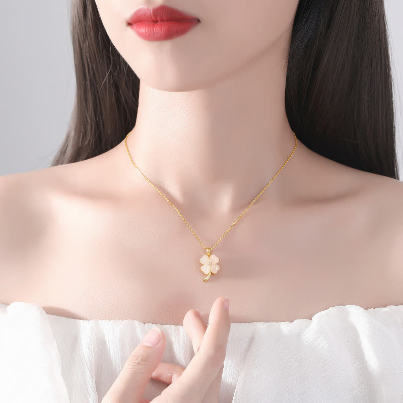 Jade Kleeblatt Anhänger auf goldener Kette elegant getragen