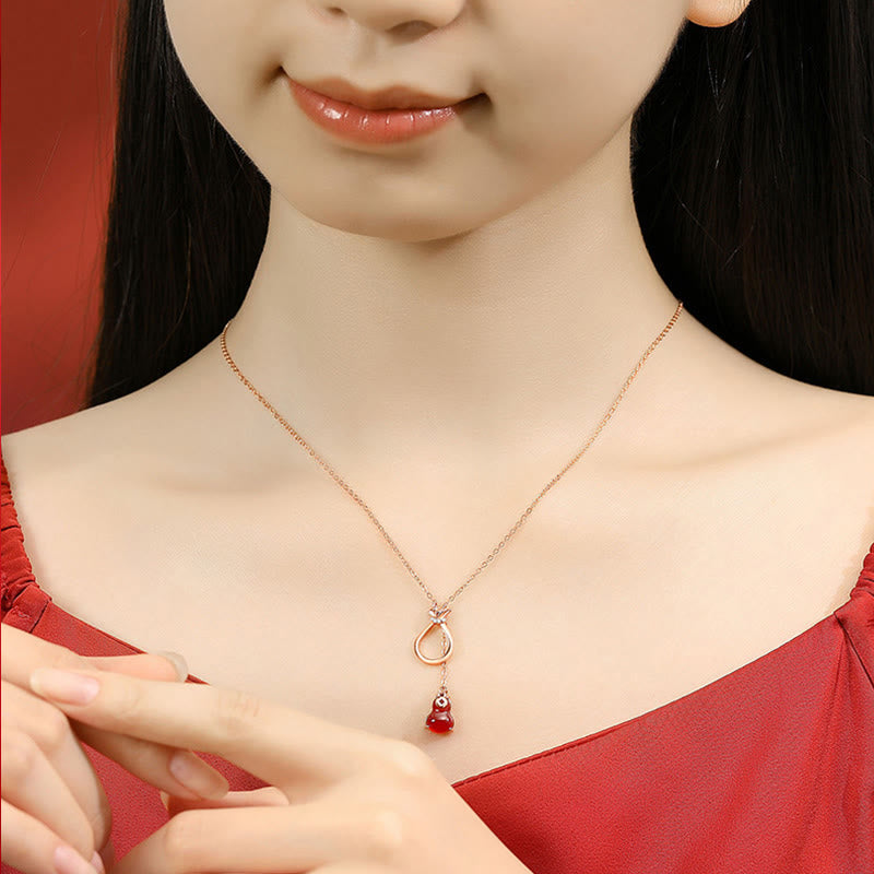 Rote Achat Kette Anhänger elegant am Hals getragen