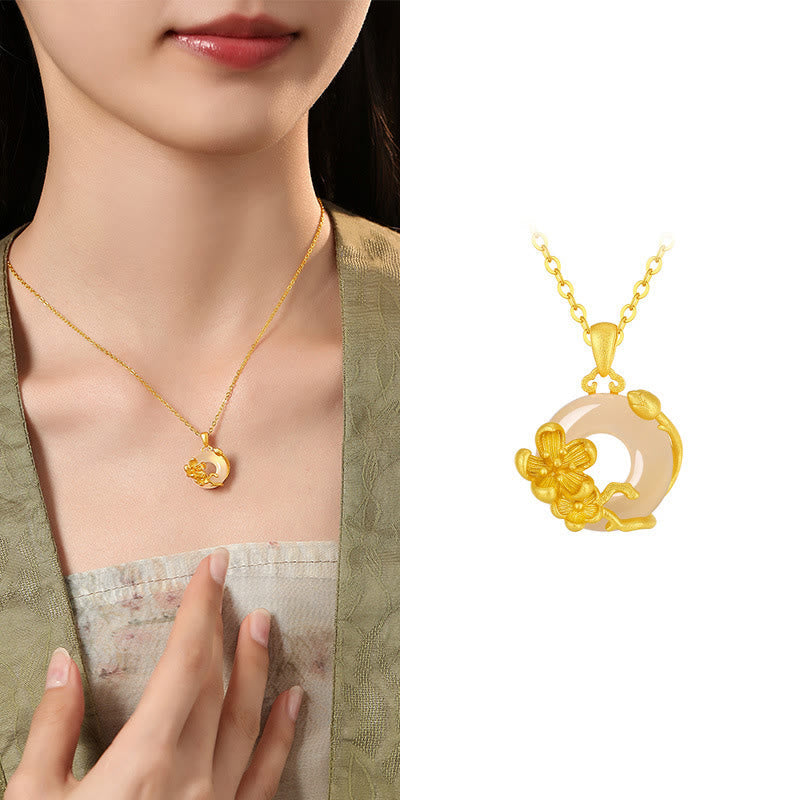 Goldene Kette mit Chalcedon Blume Anhänger getragen