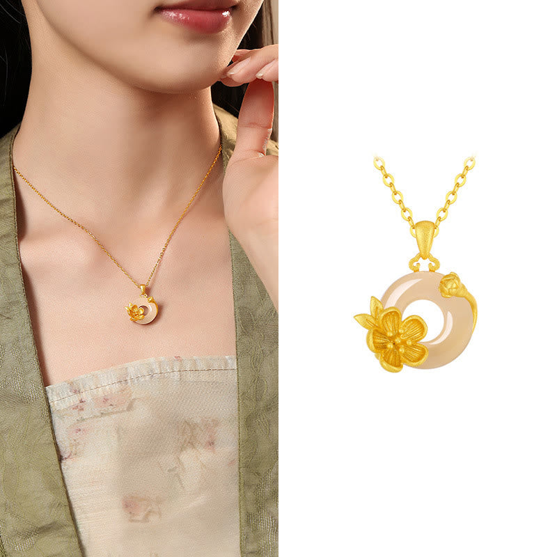 Goldene Halskette mit Blüten-Anhänger elegant am Hals getragen